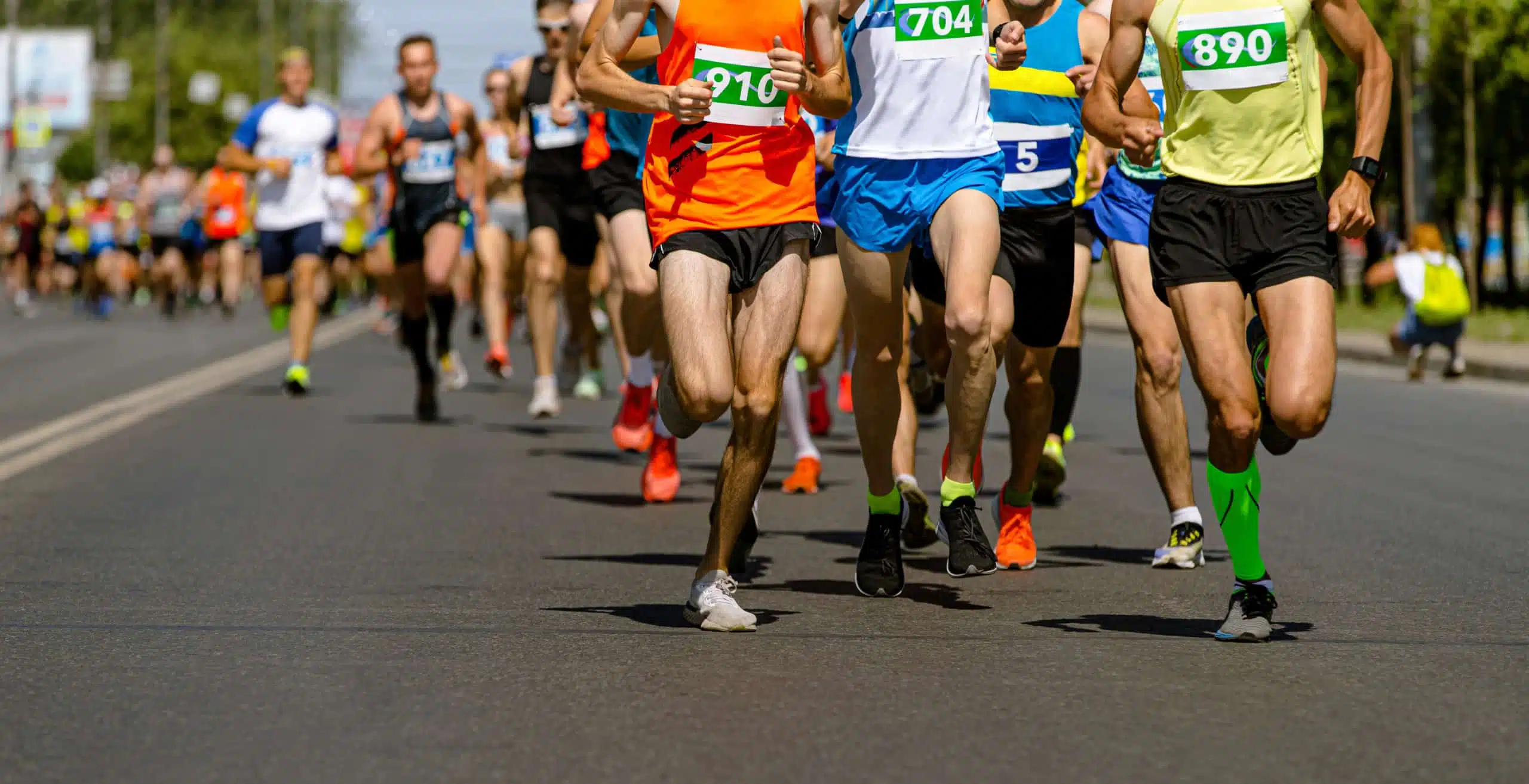 Leader,Marathon,Race,Run,Ahead,Of,Large,Group,Runners